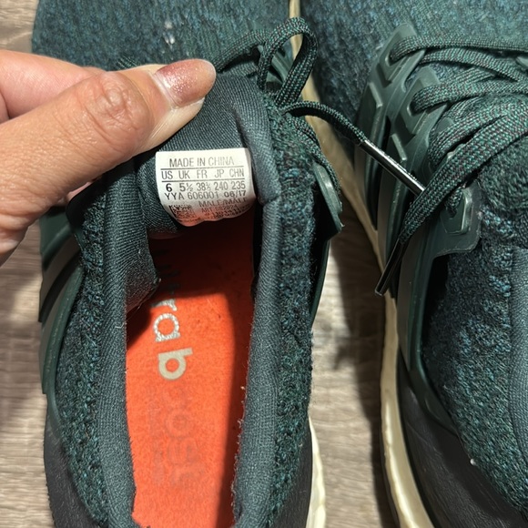 Adidas women 7.5 green ultra boosts - Picture 2 of 4